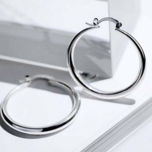 “New 18k White Gold 1.5” Roud Hoop Earrings”